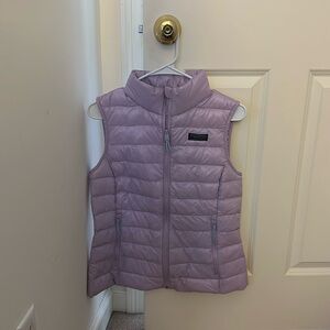 Vineyard Vines Channeled Puffer Vest in Sea Grape, size small
